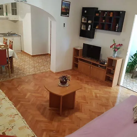 House With A Parking Space - 11795 זאדאר